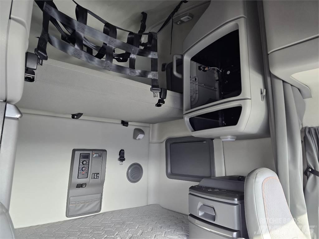 Volvo VNL760 Trekkers