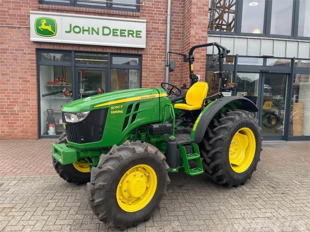John Deere 5050E + Wagenanhängevorrichtung Tractoren