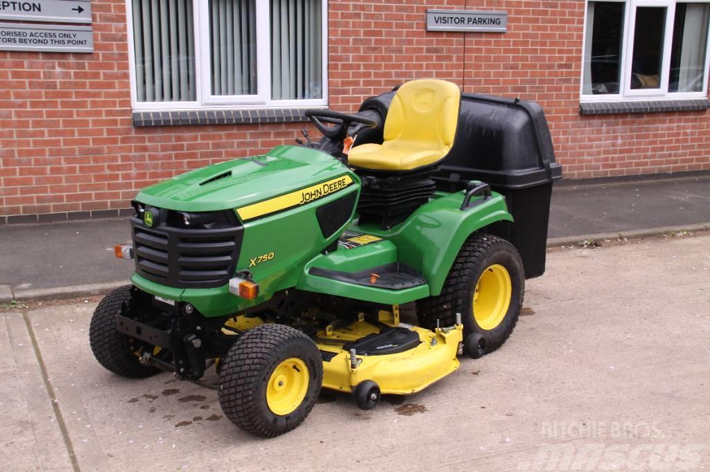 John Deere X750 with 54" Cutting deck and Collector Rijmaaiers
