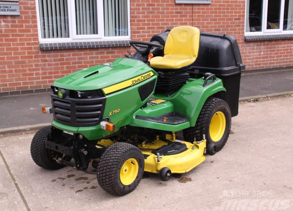 John Deere X750 with 54" Cutting deck and Collector Rijmaaiers