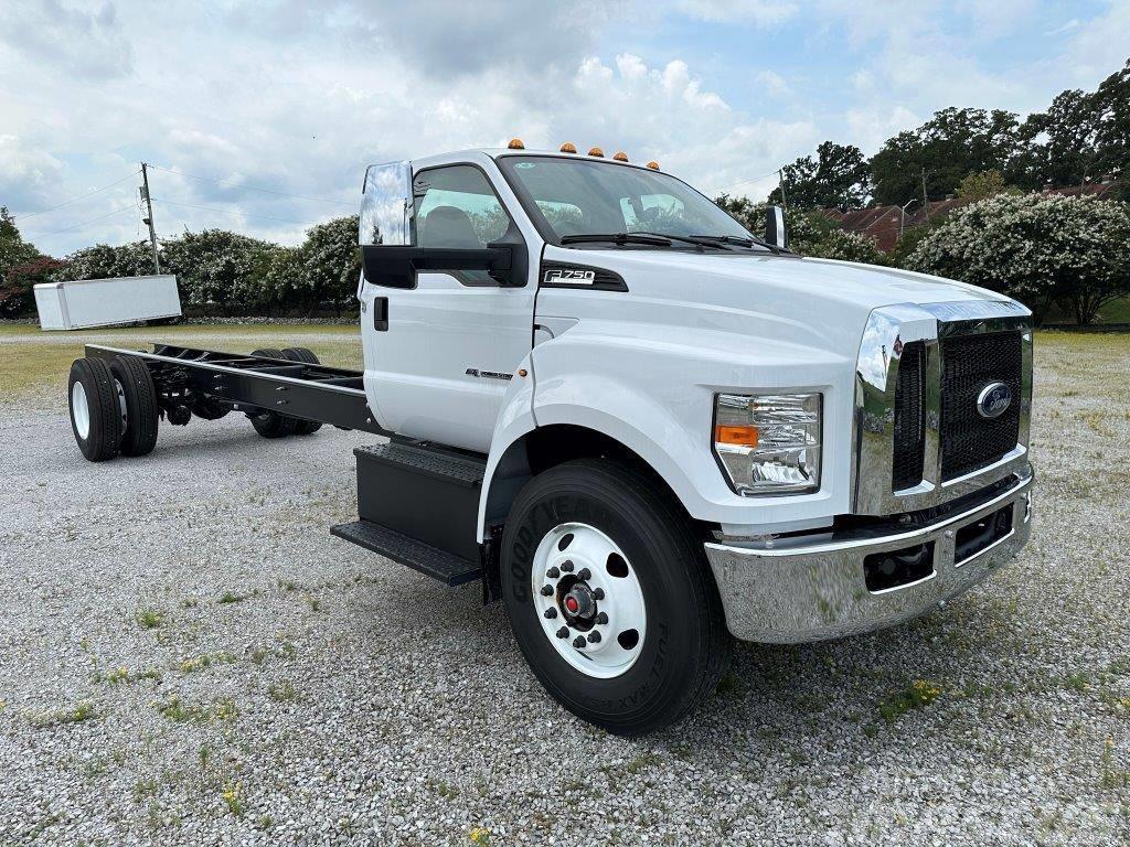Ford F 750 Chassis met cabine
