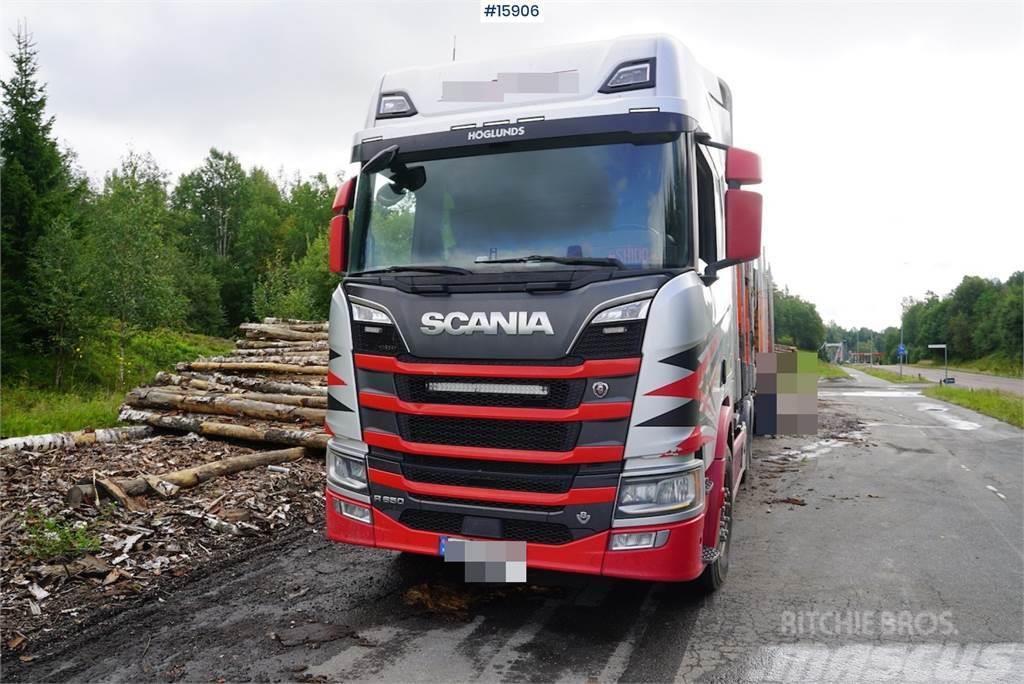 Scania R650 6x4 timber truck with crane Hout-Bakwagens