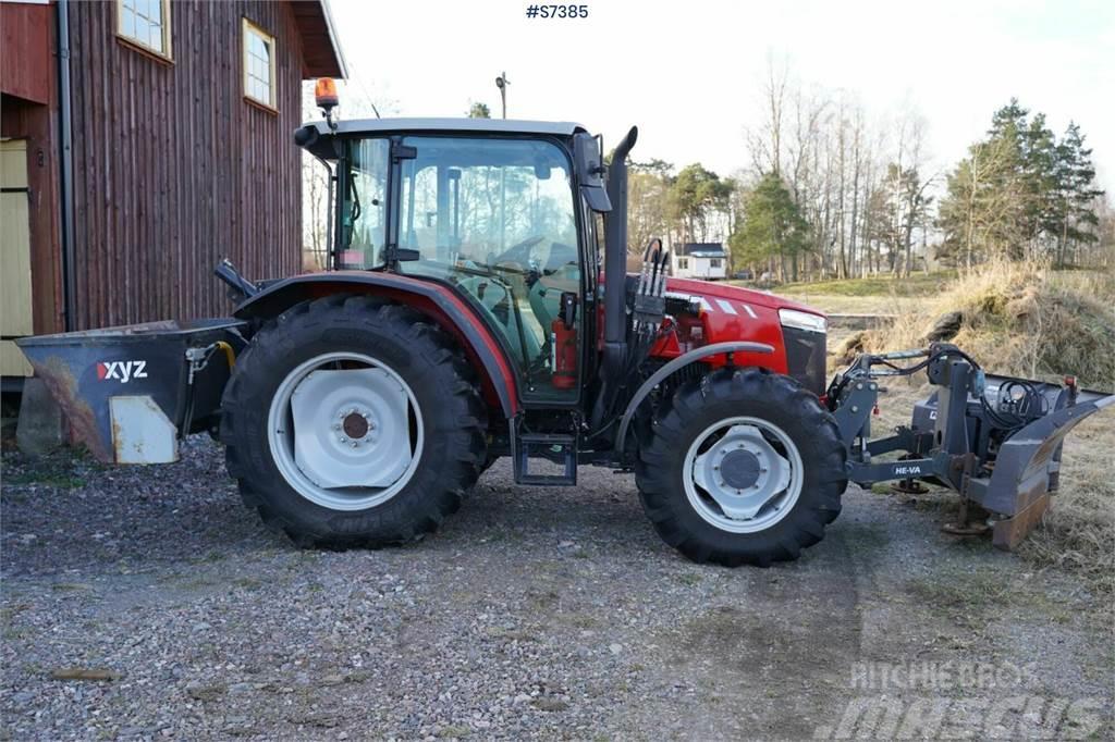 Massey Ferguson MF 4707 with sand spreader and folding plough Tractoren