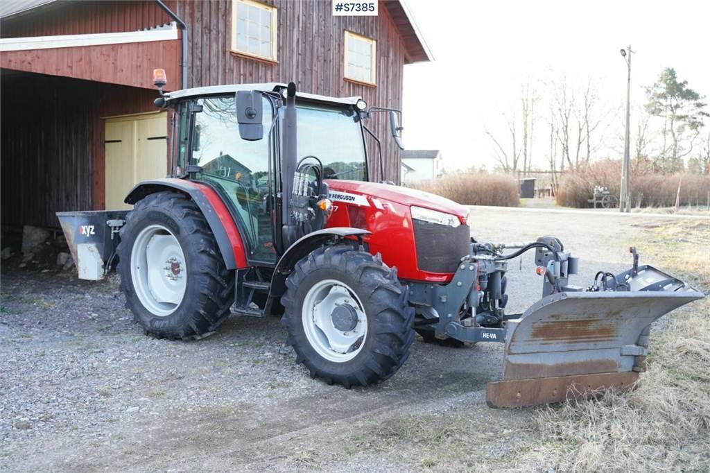 Massey Ferguson MF 4707 with sand spreader and folding plough Tractoren