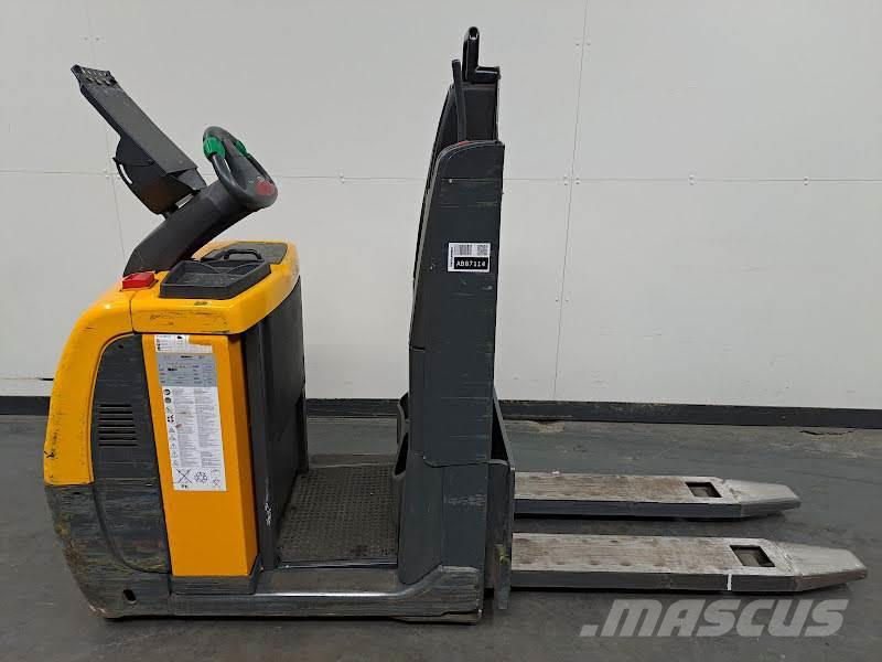 Jungheinrich ECE 310 Orderpicker voor middelhoog niveau