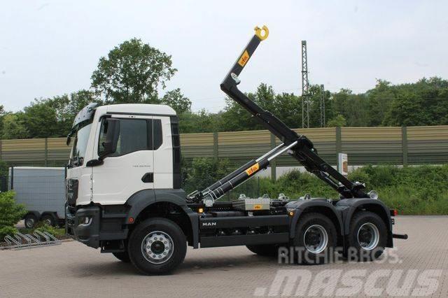 MAN TGS 33.440 6x4 Euro6e Abrollkipper Hyva Vrachtwagen met containersysteem