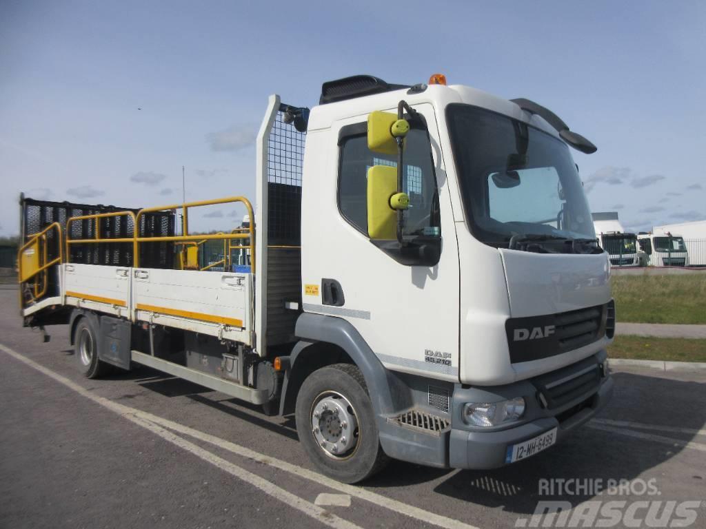 DAF 45.210 ATI Vrachtwagen met vlakke laadvloer en lier