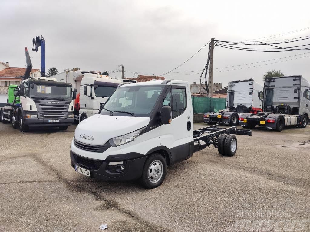 Iveco DAILY 35C15 Chassis met cabine