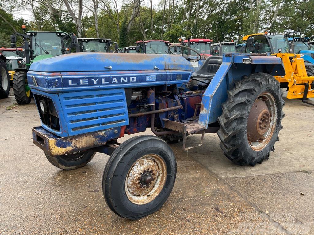 Leyland 253 Tractoren