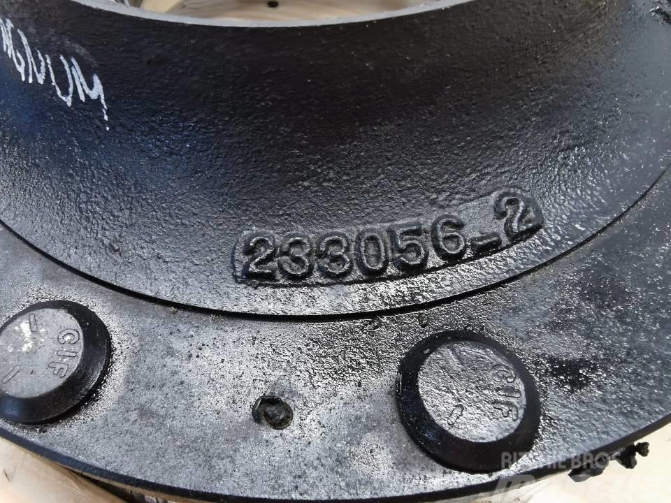 CASE MX 230 Magnum {Dana front wheel hub Banden, wielen en velgen