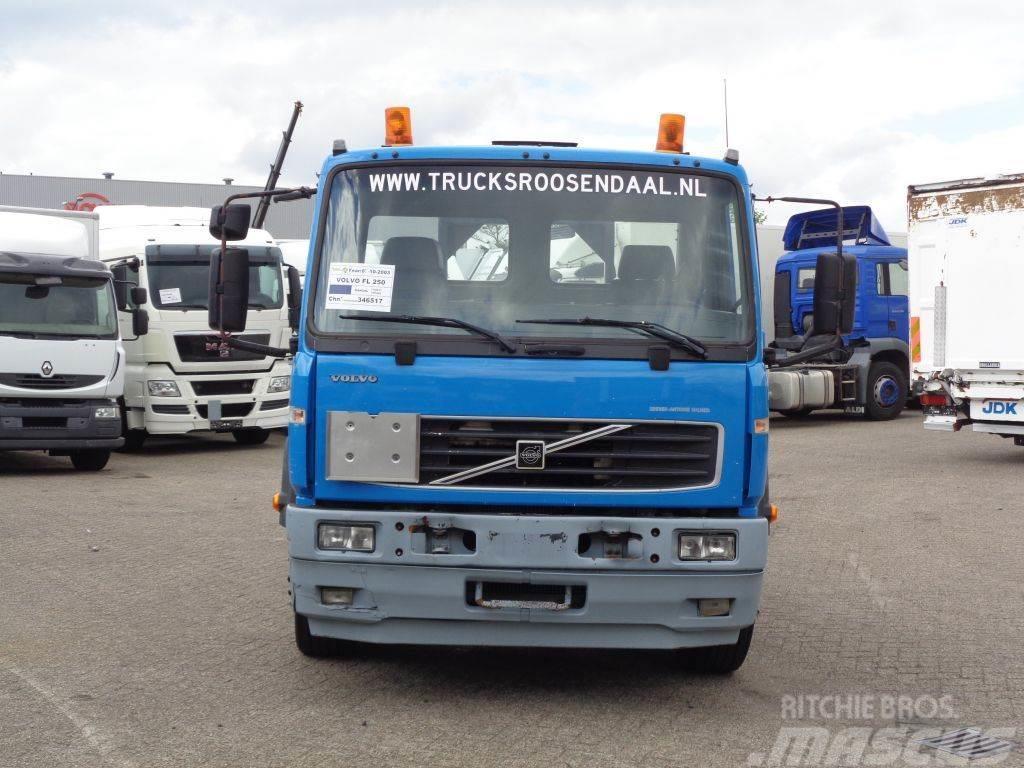 Volvo FL 250 + Manual Chassis met cabine