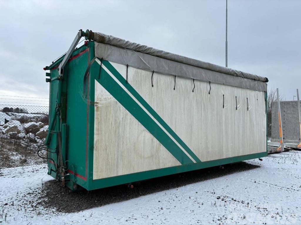  Okänt Flisbur med rulltäckning på Laxolås Vrachtwagen met containersysteem