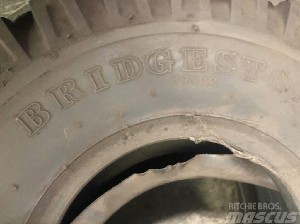 Bridgestone 21x8-9 Banden, wielen en velgen