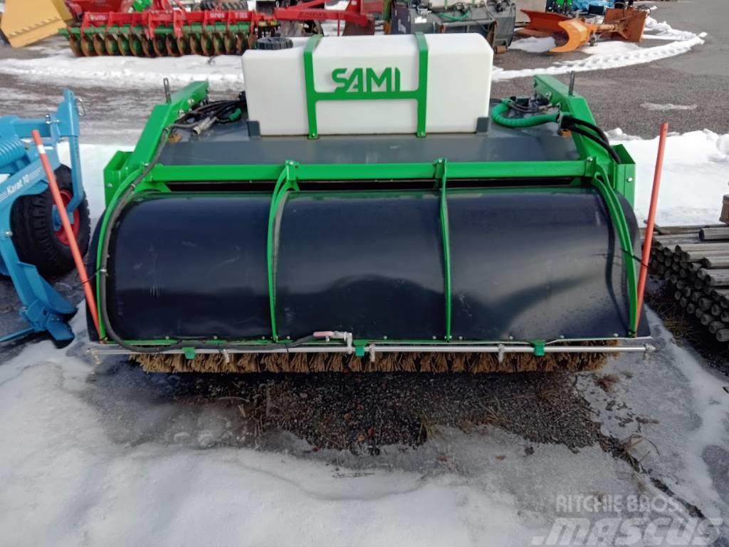 Sami K 2000 kauhaharja vesityksellä Overige wegenonderhoudsmachines