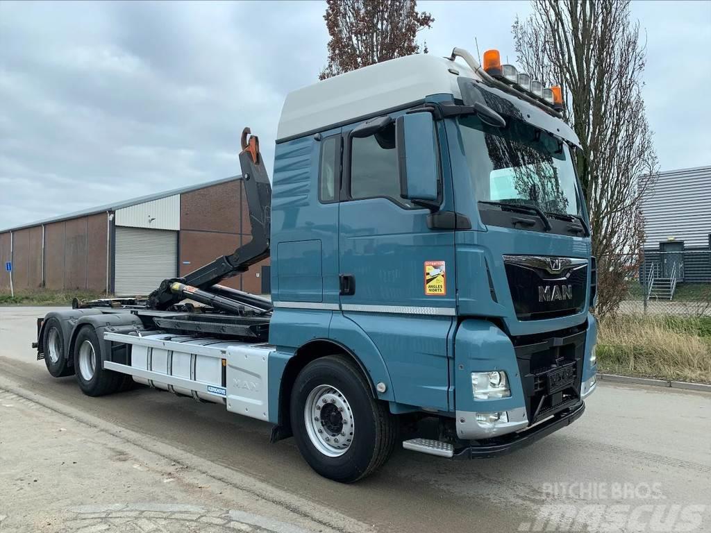 MAN TGX 28.460 6X2 EURO 6 / AJK HAAKSYSTEEM / BELGIUM Vrachtwagen met containersysteem