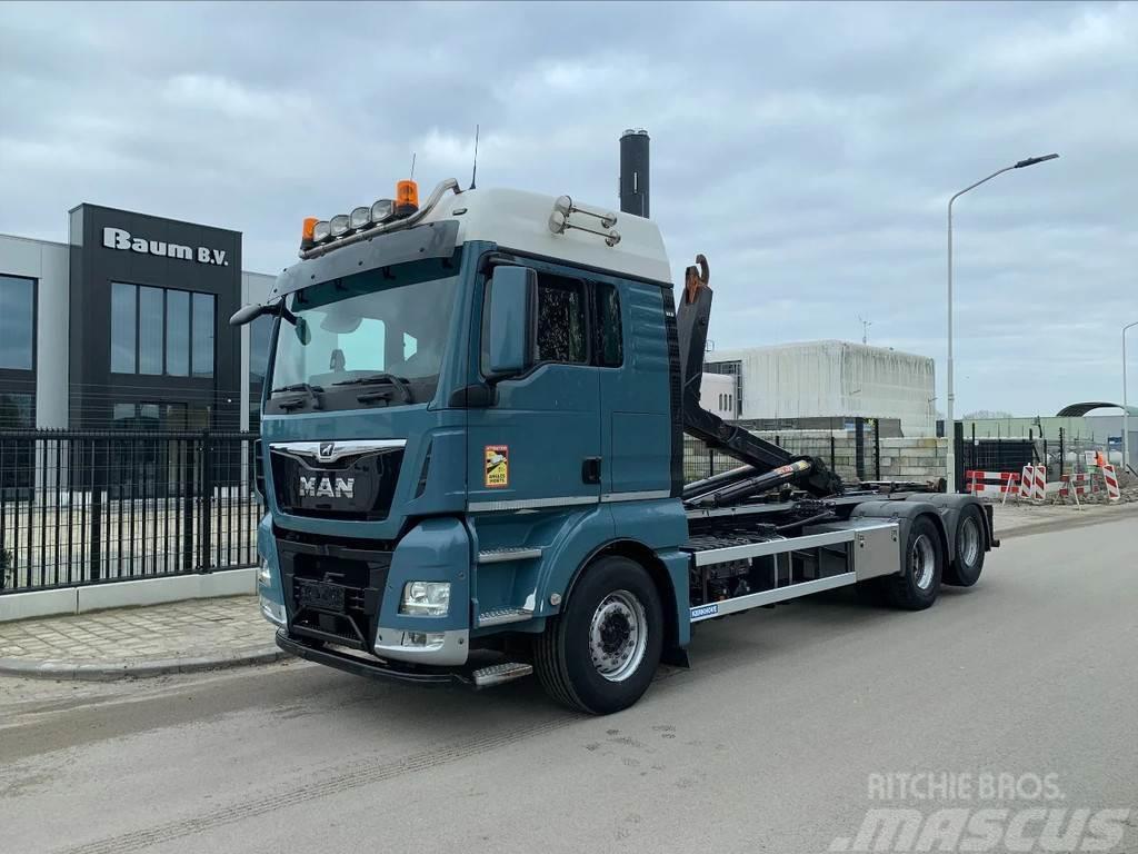 MAN TGX 28.460 6X2 EURO 6 / AJK HAAKSYSTEEM / BELGIUM Vrachtwagen met containersysteem