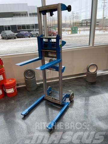 Genie GL-10 Material Lift Anders