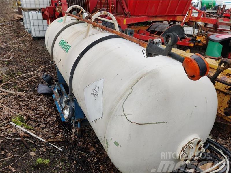  - - -  Fronttank 1500 liter Zelfrijdende spuitmachines