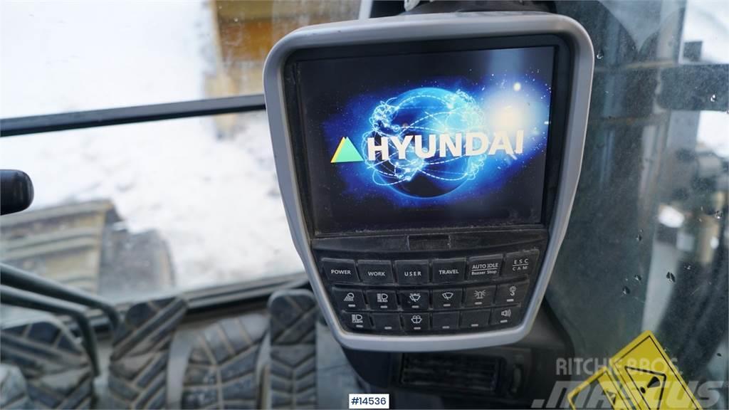 Hyundai HX520L digger w/ bucket. Rupsgraafmachines