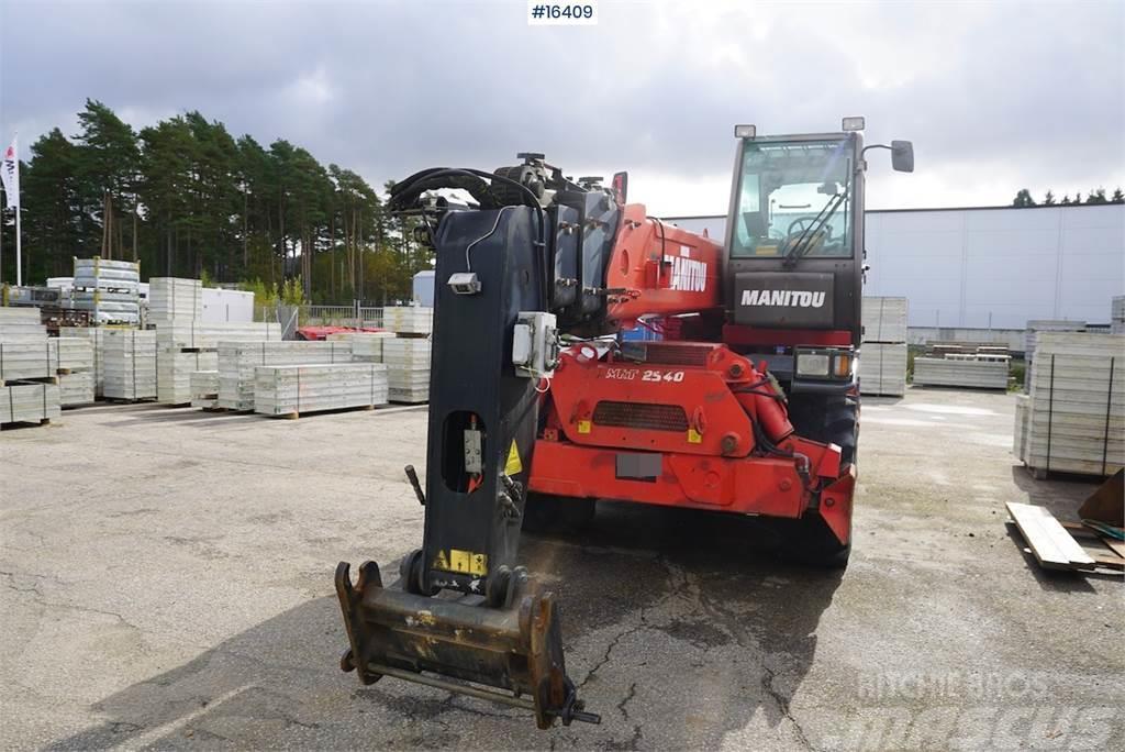Manitou MRT 2540M with bucket and fork Verreikers