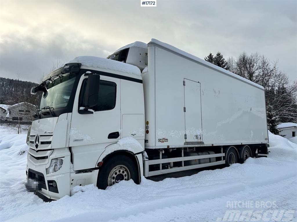 Mercedes-Benz Actros 2551 6x2 Box Truck w/ fridge/freezer unit. Bakwagens met gesloten opbouw