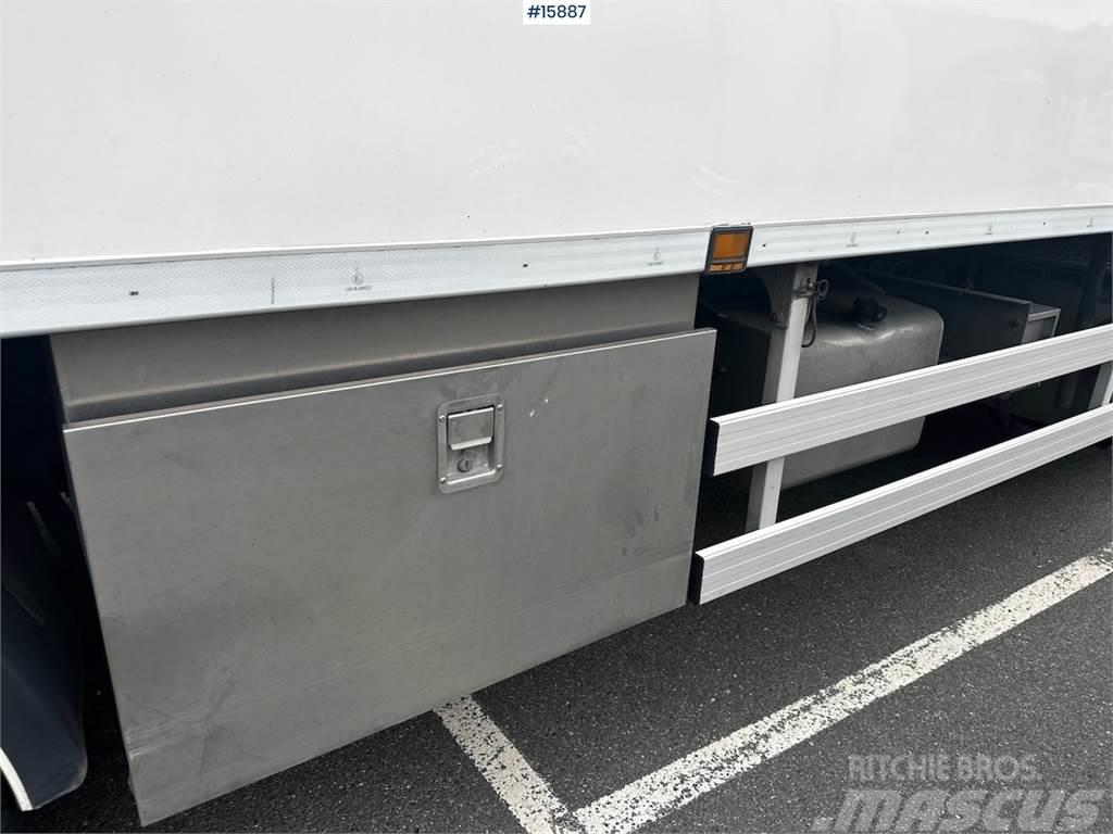 Mercedes-Benz Actros 6x2 Box Truck w/ fridge/freezer unit. Bakwagens met gesloten opbouw