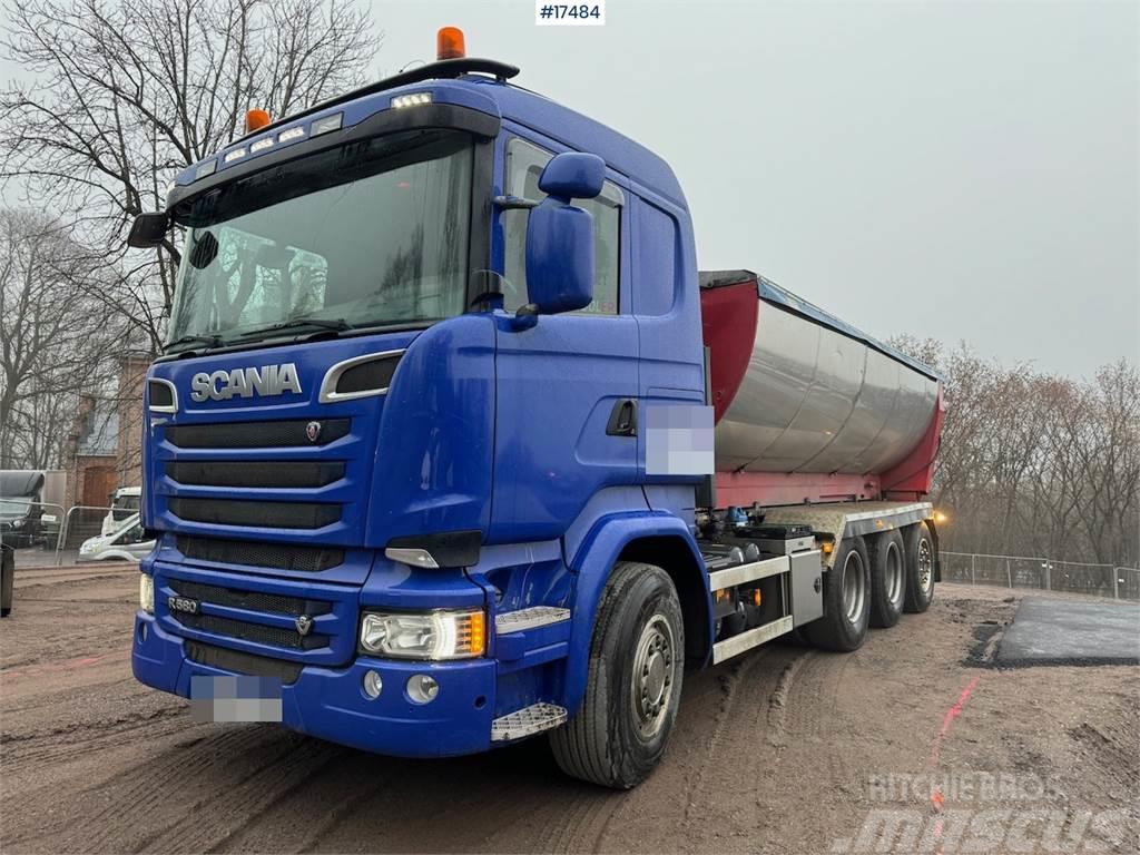 Scania R580 8x4 hook truck w/ 24T Joab hook and tipper bo Vrachtwagen met containersysteem