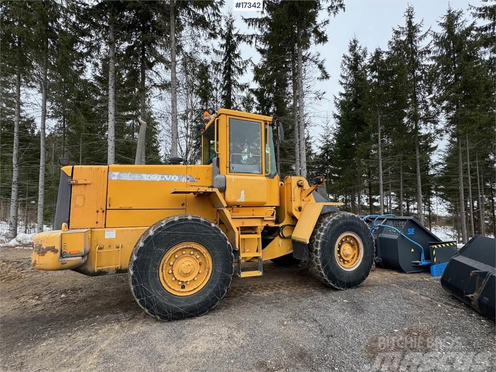 Volvo L90D Wheel loader w/ folding wing tray and scale.  Wielladers