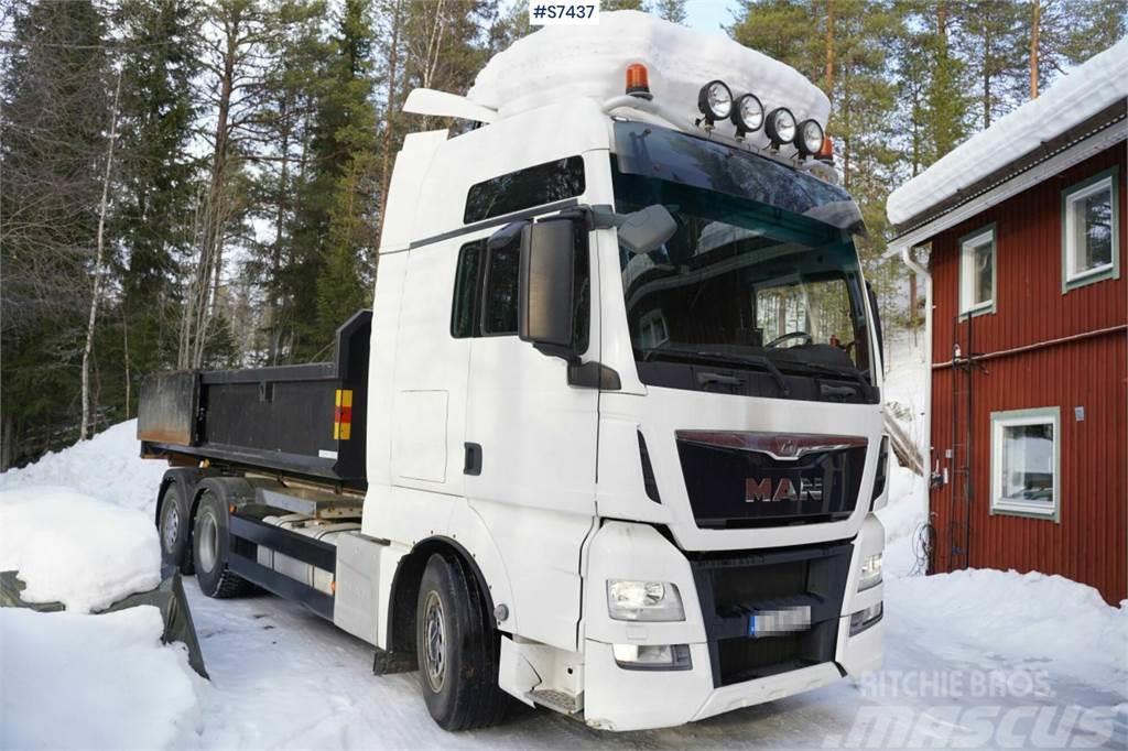 MAN TGX26.480 6x2 Hook truck with flat bed Vrachtwagen met containersysteem