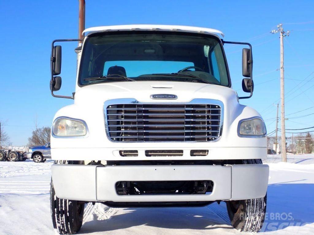 Freightliner M2106 Chassis met cabine