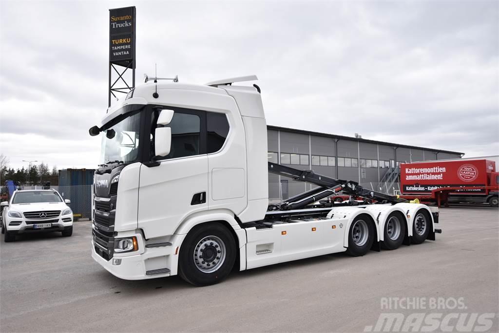 Scania R590 8X4 Vrachtwagen met containersysteem
