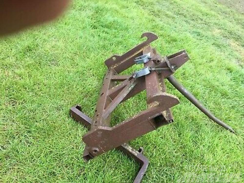  Tractor Bale Spike and forklift tines on Grays hea Overige componenten
