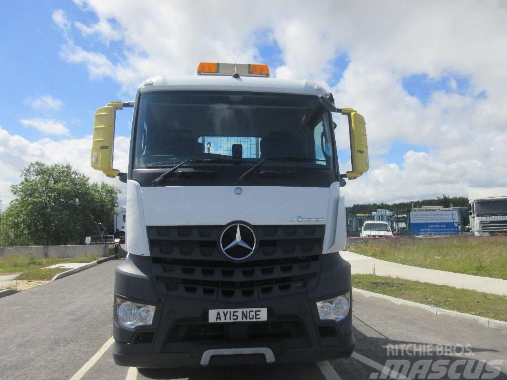 Mercedes-Benz AROCS 2533 Vrachtwagen met vlakke laadvloer en lier
