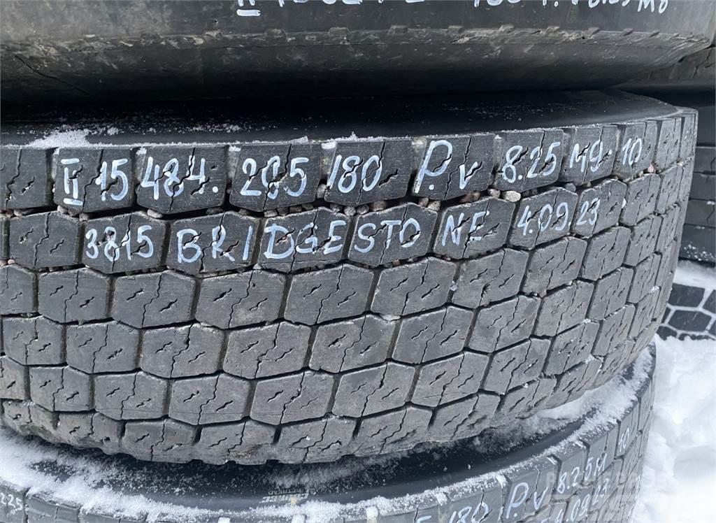 Bridgestone B12B Banden, wielen en velgen