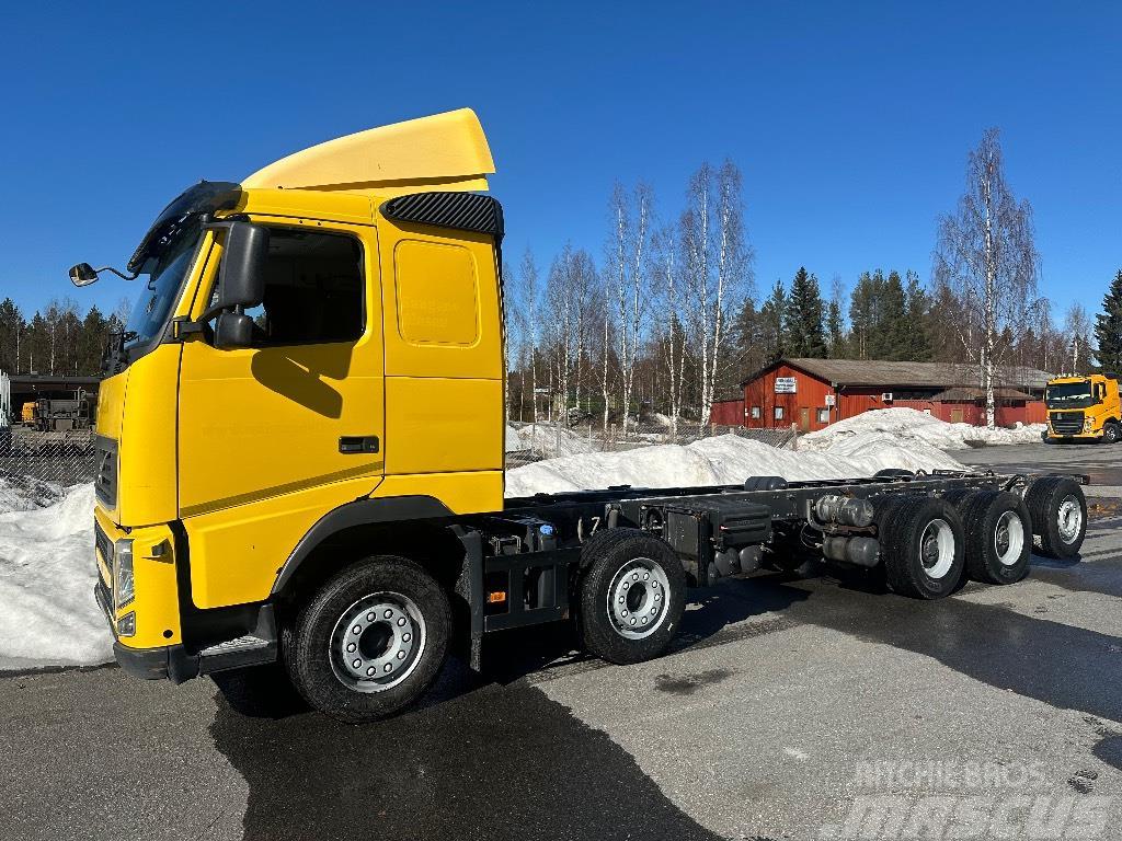 Volvo FH500 10x4 283tkm valmistuu ritilä-autoksi Vrachtwagens voor bosbouwmachines