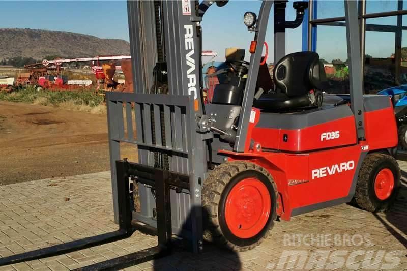  Other Revaro FD35 Standard 2.5 Ton Diesel Forklift Tractoren