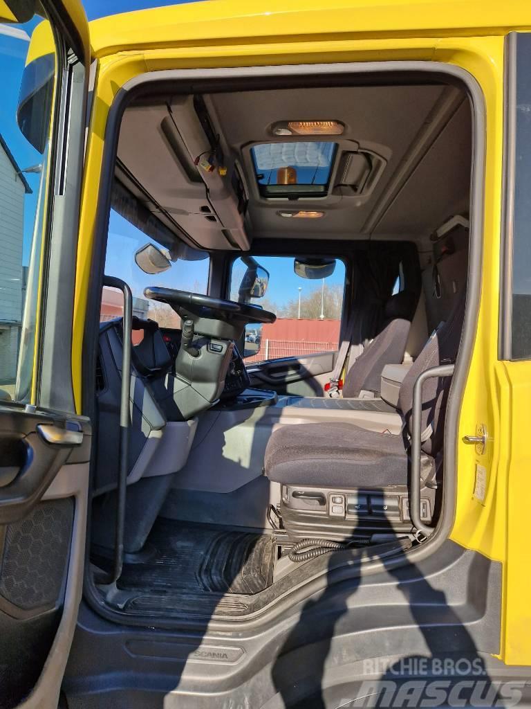 Scania P 410   BEKO Vrachtwagen met vlakke laadvloer en lier