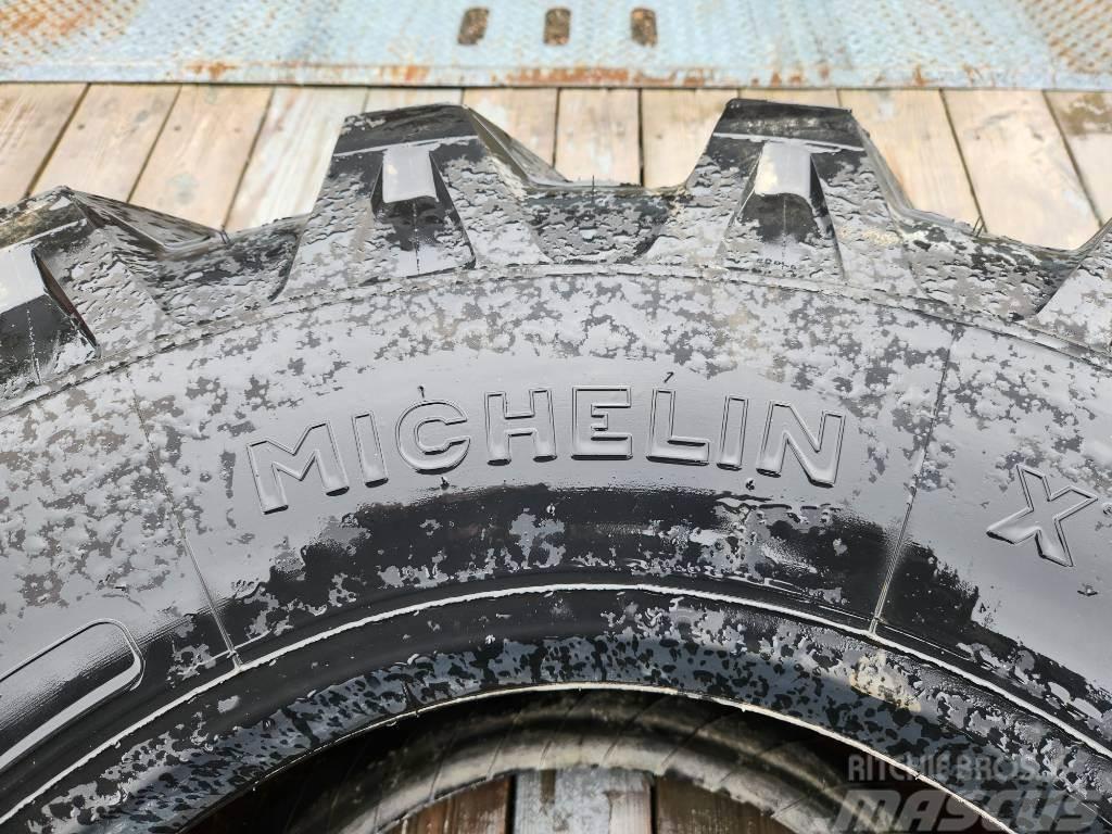 Michelin TIRE 18 R 22.5 XF Banden, wielen en velgen
