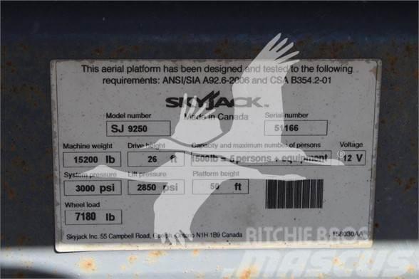 SkyJack SJ9250RT Schaarhoogwerkers