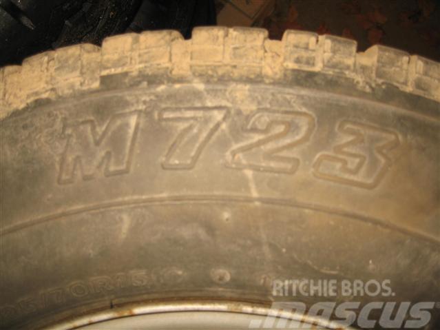 Continental Bridestone 225/70R15 M723 Banden, wielen en velgen
