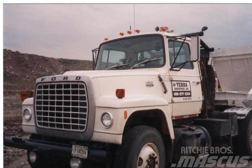 Ford LT9000 Vrachtwagen met vlakke laadvloer en lier