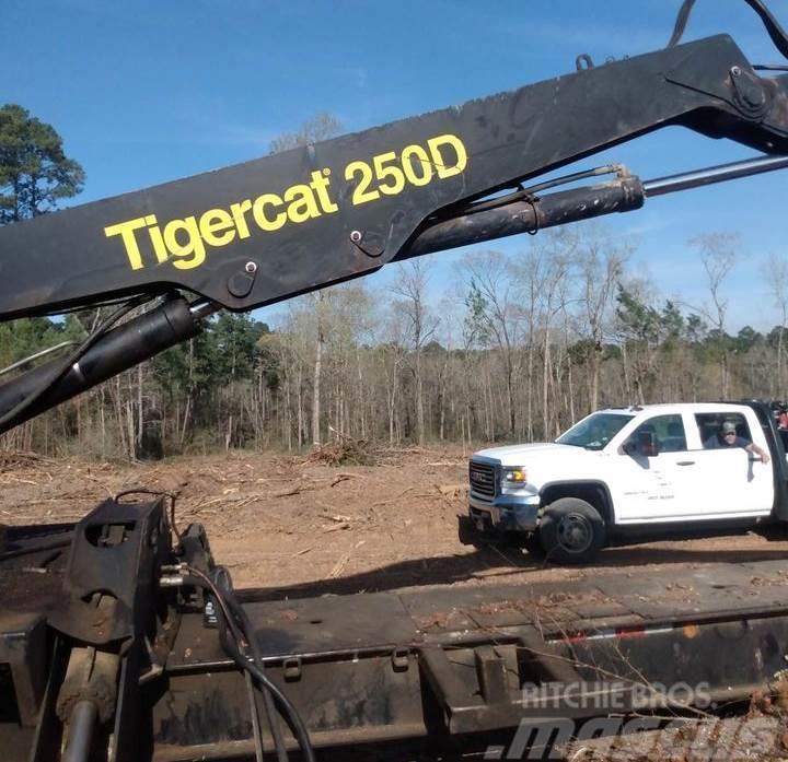 Tigercat 250D Boomstamladers