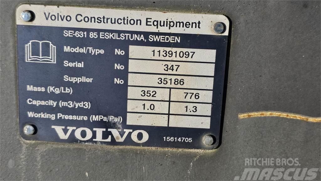 Volvo L30GS, maakauha, siipilumikauha ja trukkipiik Miniladers