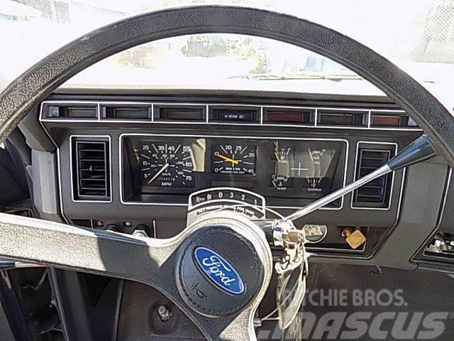 Ford F700 Bakwagens met gesloten opbouw