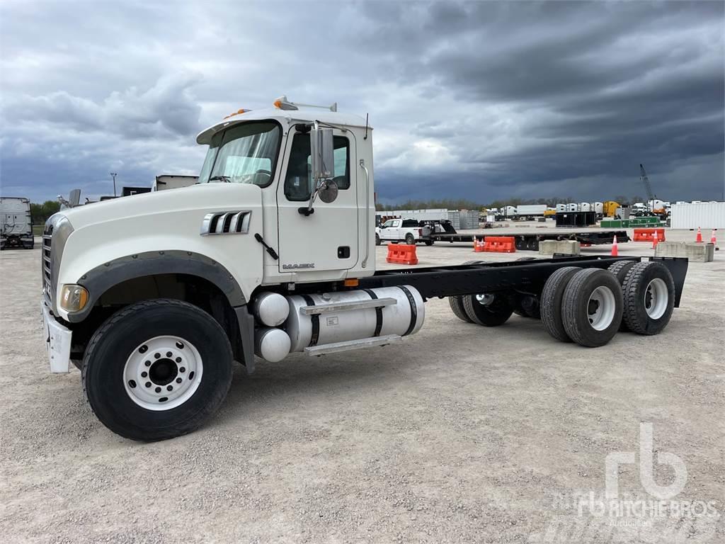 Mack CTP713 Chassis met cabine