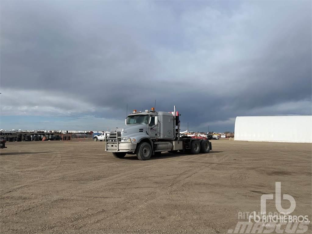 Mack CXN613 Vrachtwagen met vlakke laadvloer en lier